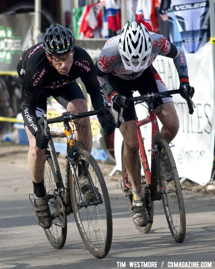 Scott Smith and Chris Atkinson sprint for 6th. © Tim Westmore